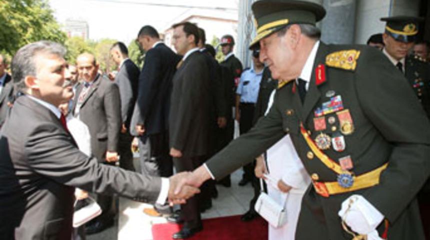 G&ouml;zler 30 Ağustos resepsiyonunda