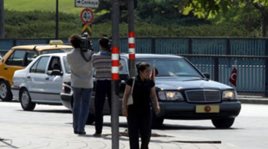 G&uuml;l, kırmızı ışıkta durdu