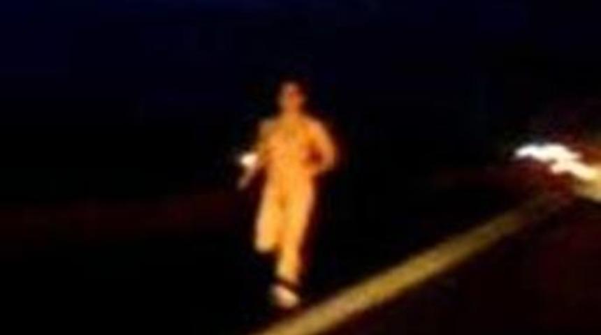 &Ccedil;ırıl &ccedil;ıplak otoyolda koştu