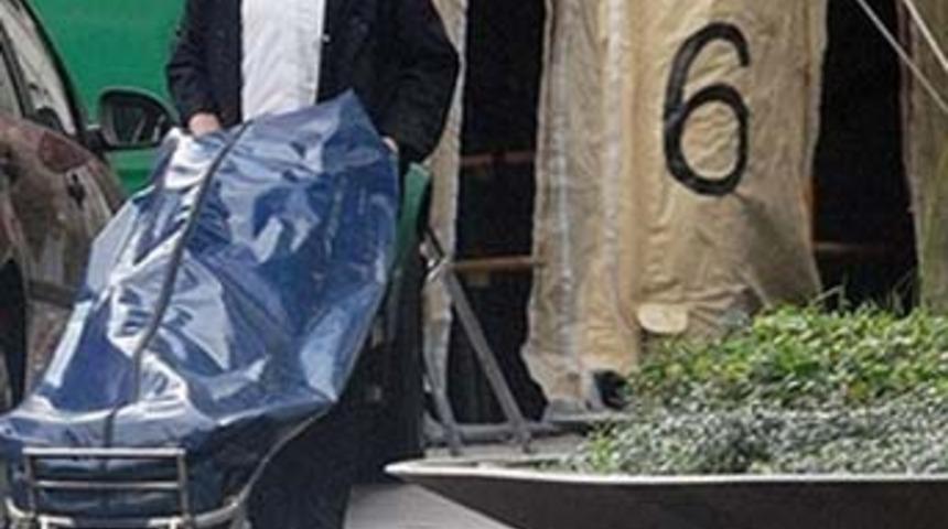 Aylarca eşinin cesediyle yaşadı