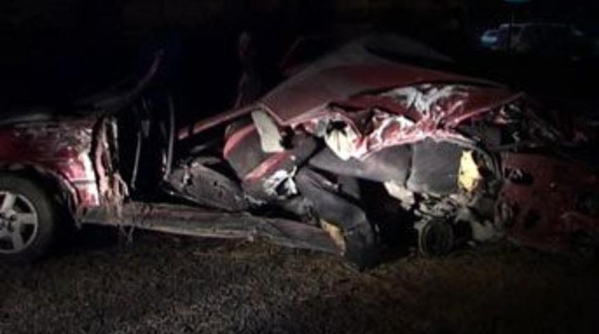 K&uuml;tahya'da otomobil otob&uuml;sle &ccedil;arpıştı: 3 &ouml;l&uuml;, 15 yaralı