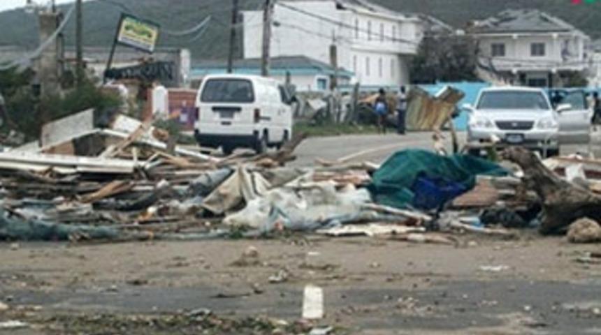 Dean, tropik fırtına kategorisine indirildi