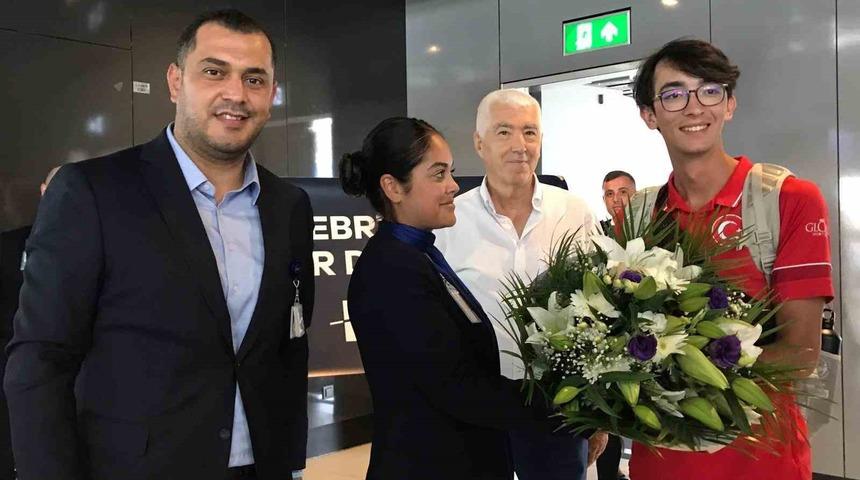 Dünya şampiyonu Mete Gazoz'a İstanbul'da çiçekli karşılama