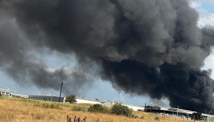 Tekirdağ’da bir fabrika alevlere teslim oldu! Dumanlar kentin her yerinden görüldü… Peş peşe patlamalar
