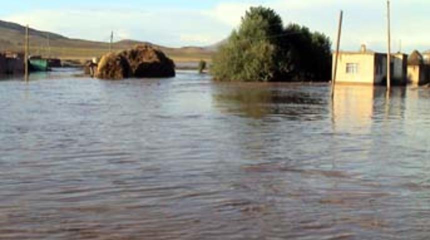Van'da sel felaketi: 1 &ouml;l&uuml;, 2 kayıp