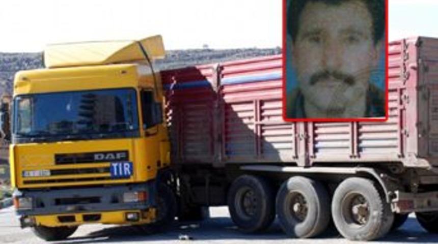 Tamir ettiği TIR'ın altında kalarak can verdi