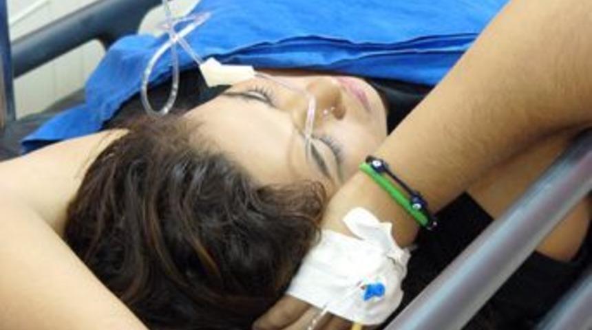 Liseli kızı aracın altına attı