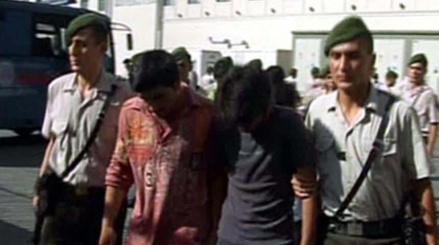 Yine İETT otob&uuml;s&uuml;ne saldıracaklardı