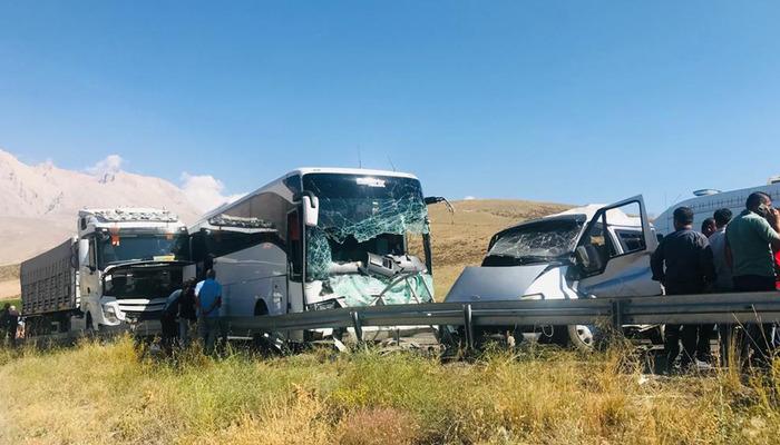 Niğde’de yolcu otobüsüyle hafif ticari araç çarpıştı: 1 ölü, 7 yaralı!