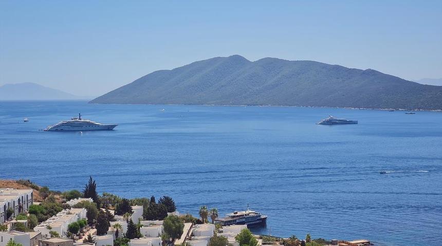Süper yatlar peş peşe Bodrum'a geldi! Görenler dönüp bir daha baktı