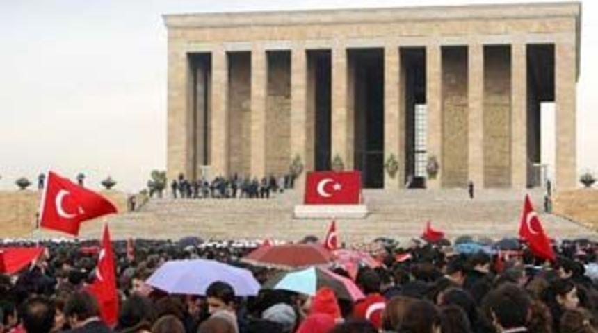 Y&uuml;zbinler Anıtkabir'e akın etti