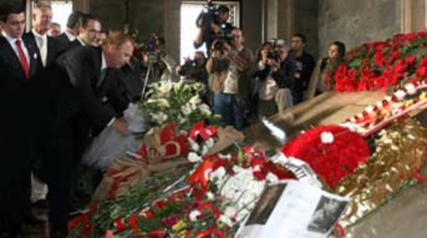 Kevın Costner da Atat&uuml;rk'&uuml;n kabrine &ccedil;i&ccedil;ek bıraktı