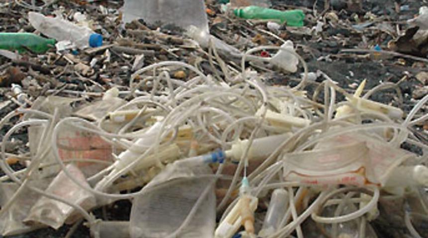 Tıbbi atıklar tehlike sa&ccedil;ıyor