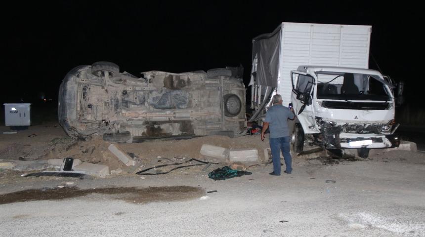 Sivas'ta kamyon ile hafif ticari aracın çarpışması sonucu 4 kişi yaralandı