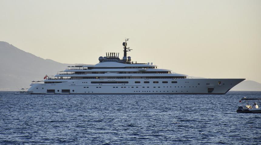 Lüks mega yat "Blue" Bodrum'da demirledi