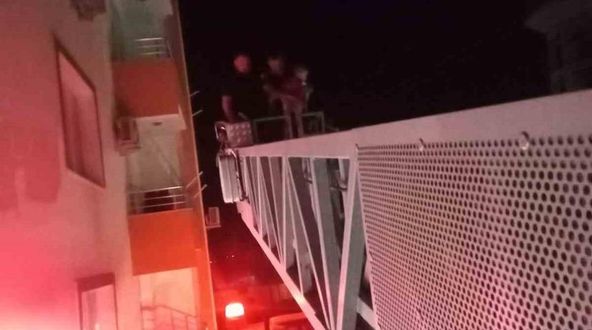 Evde mahsur kalan 2 yaşındaki çocuğu itfaiye kurtardı