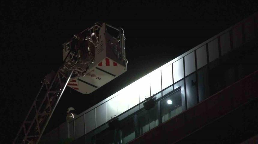 Pendik&rsquo;te l&uuml;ks bir sitenin &ccedil;atısı yandı, itfaiyenin soğutma &ccedil;alışması s&uuml;r&uuml;yor