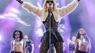 Rita Ora sahne tarzıyla olay oldu! Eteğini üstünden çıkarıp atınca...