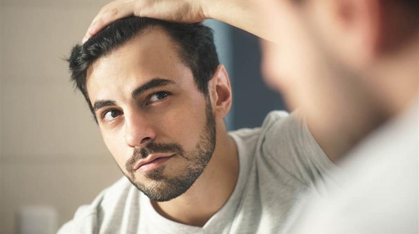 4 erkekten biri 21 yaşından önce kel kalıyor! Saç dökülmesi sorunu yaşayanlar buraya, gür saçlara kavuşmak bu yöntemle mümkün