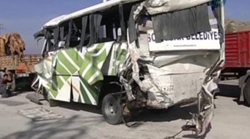 Afyonkarahisar'da trafik kazası: 1 &ouml;l&uuml;, 19 yaralı