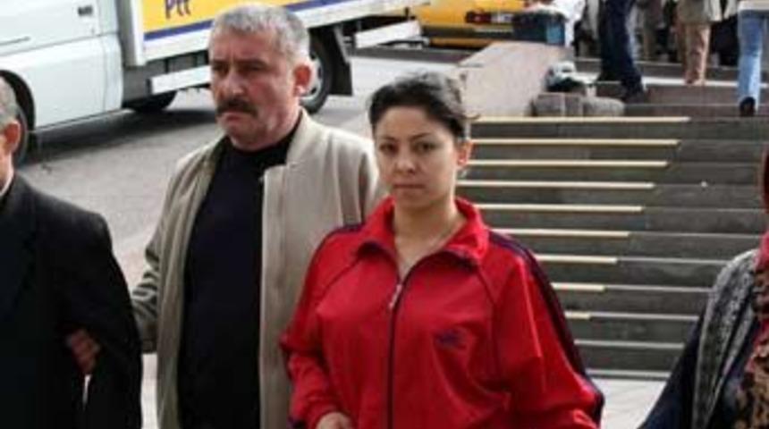 Evli &ccedil;ıkan sevgilisini &ouml;ld&uuml;rd&uuml;