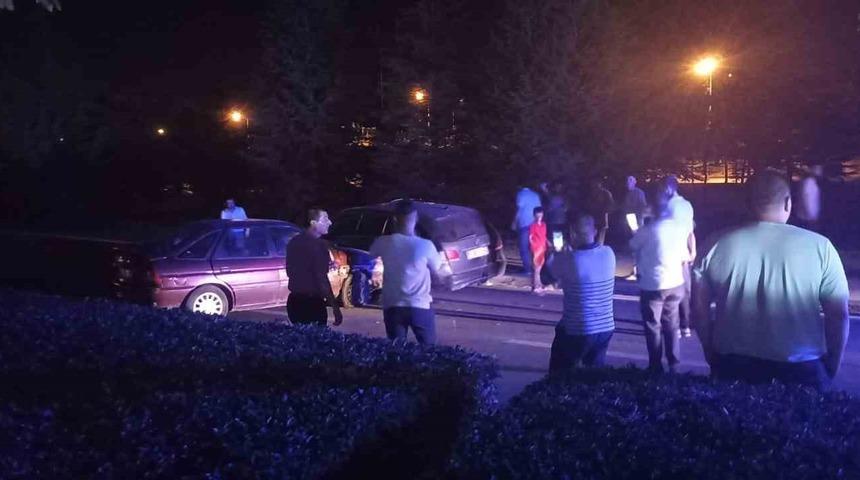 Birbiriyle çarpışan 2 araç kullanılamaz hale geldi