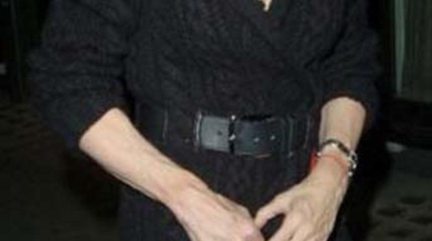 &Uuml;nl&uuml; yıldızın elleri korkuttu!