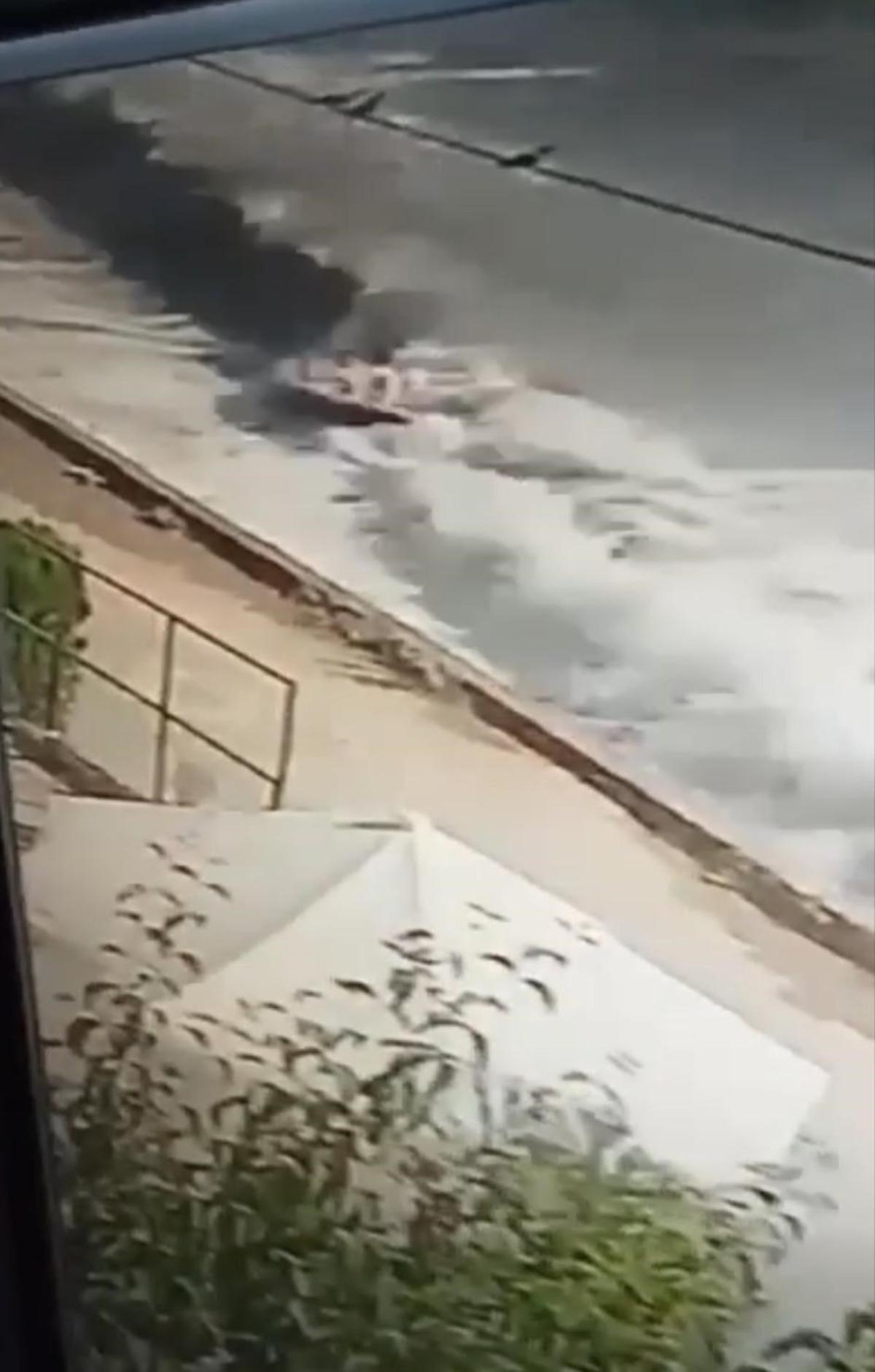 Şiddetli r&uuml;zgar denizi taşırdı, teknede yakalanan iki kişi alabora oldu