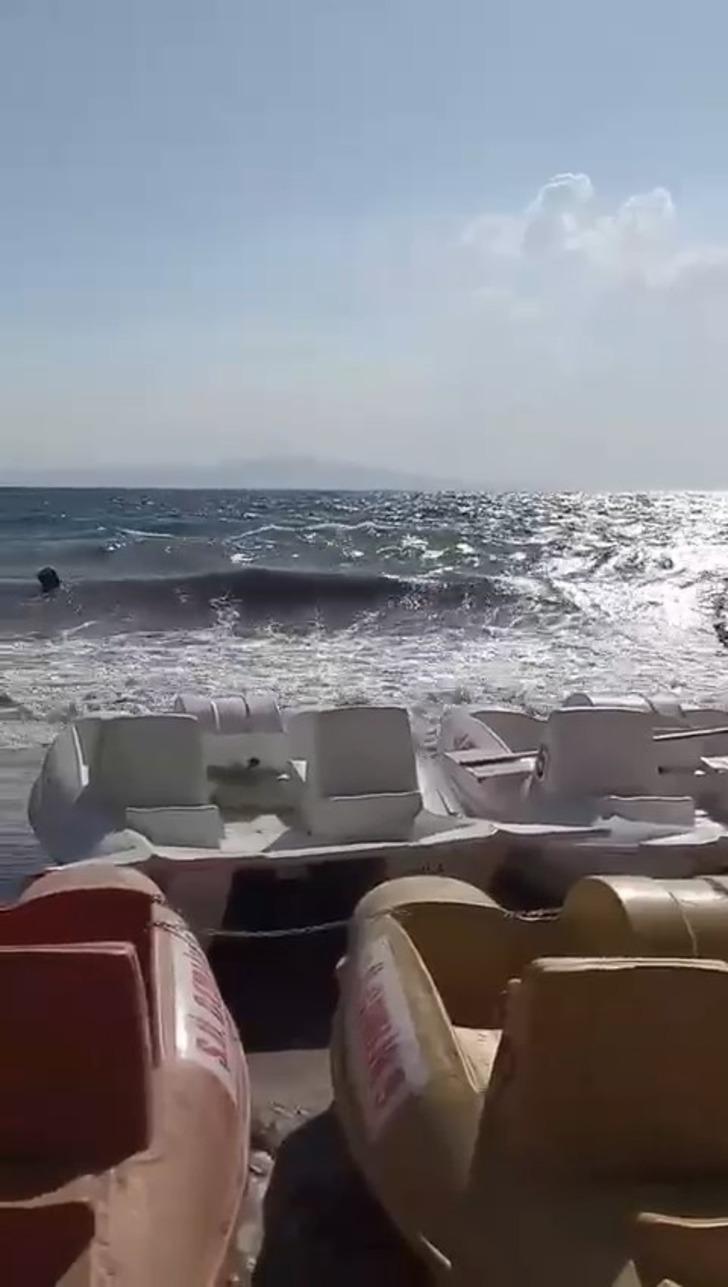 Şiddetli rüzgar denizi taşırdı, teknede yakalanan iki kişi alabora oldu G3