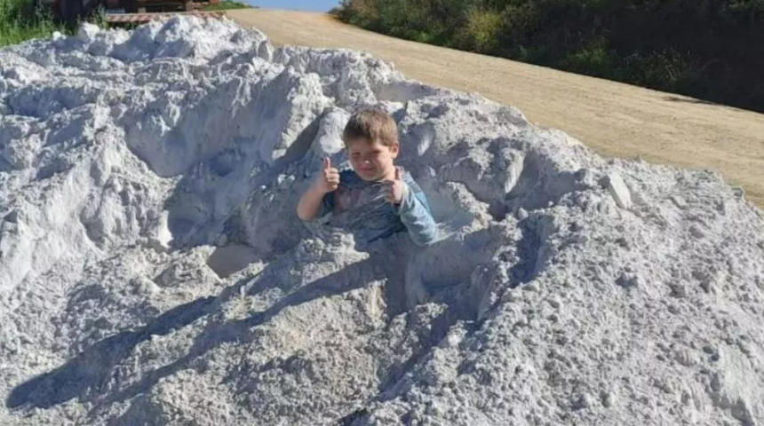 İnşaatta kirecin içine girdi! Ölümüne böyle poz verdi... Dakikalar içinde hastanelik oldu
