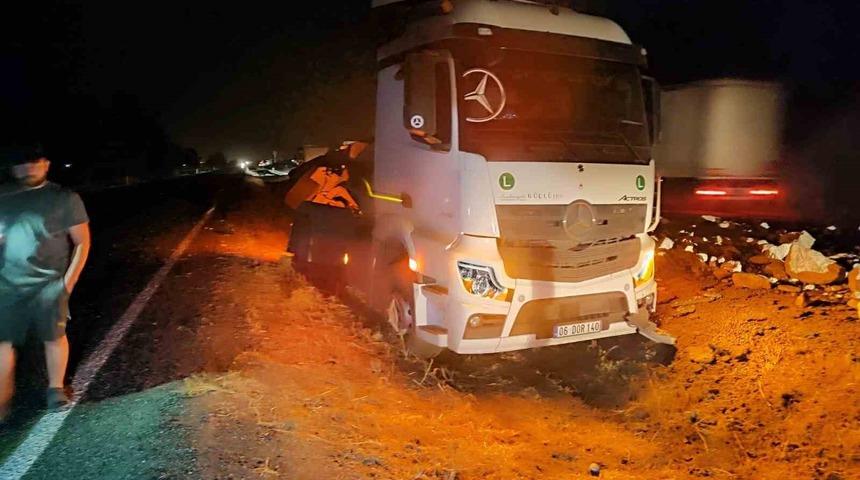 Diyarbakır’da taş yüklü tır refüje devrildi