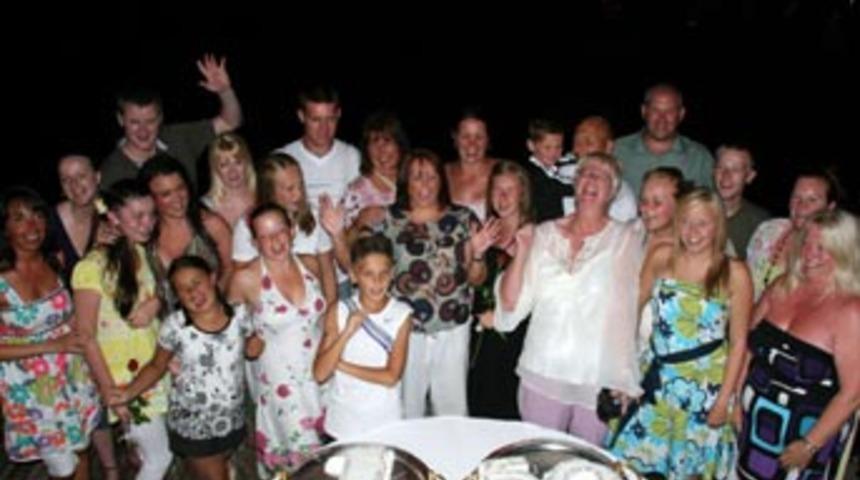 61 kişilik aile, birlikte tatil yapıyor