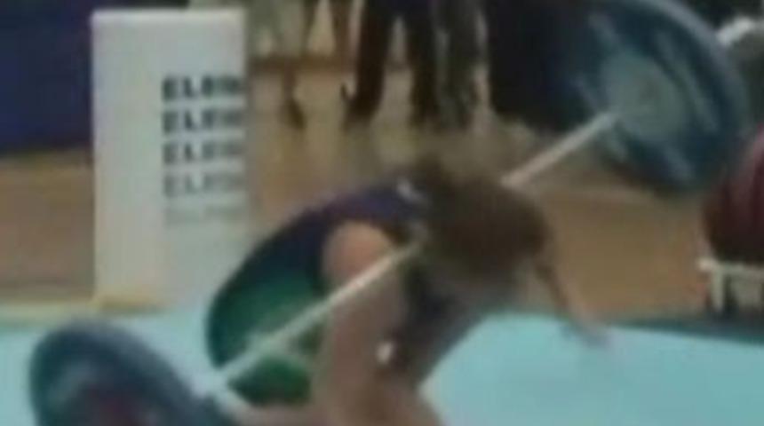 Kadın haltercinin dehşet anı