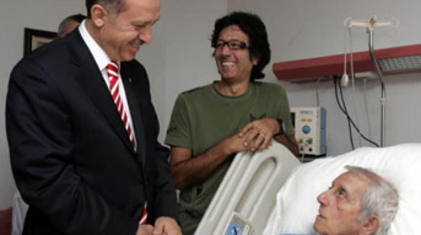 Hastane odasını tiyatro sahnesine &ccedil;evirdi