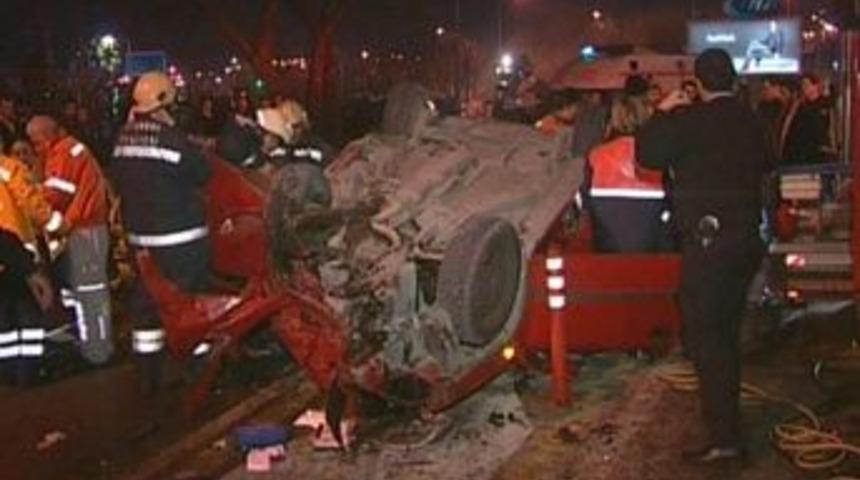 Yeşilk&ouml;y'de kaza: 2 &ouml;l&uuml;, 3 yaralı