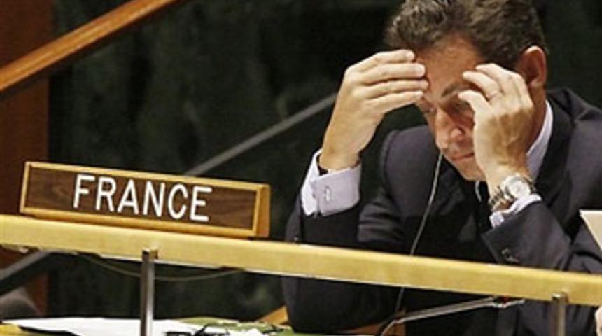 Sarkozy aşk mektubuyla yakalandı