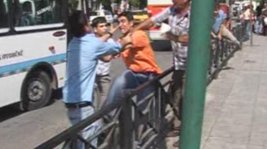 Trafik r&ouml;portajında naklen kavga