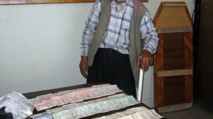 Dilencinin &uuml;zerinden yaklaşık 2 bin YTL &ccedil;ıktı