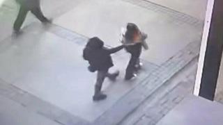 Genç kıza sokak ortasında cinsel saldırı! Kendini bakın nasıl savundu