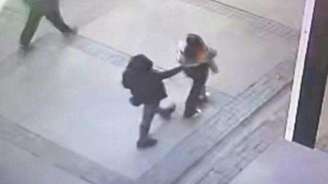 Genç kıza sokak ortasında cinsel saldırı! Kendini bakın nasıl savundu