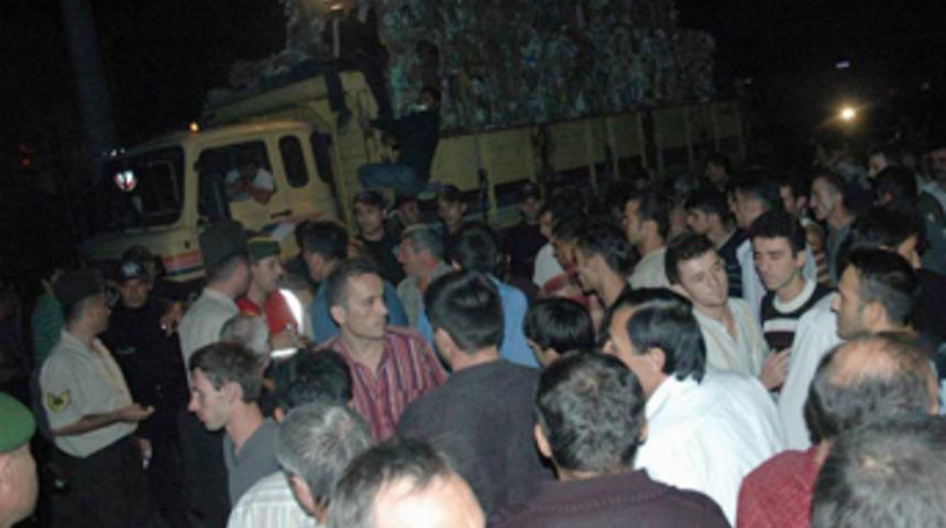 Trafik kazasına kızan vatandaşlar yolu kapattı