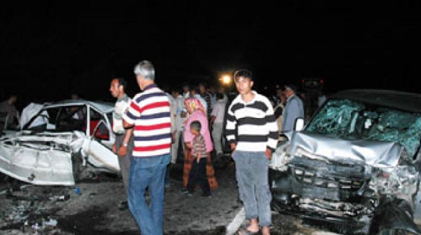 İki otomobil kafa kafaya &ccedil;arpıştı: 2 &ouml;l&uuml;