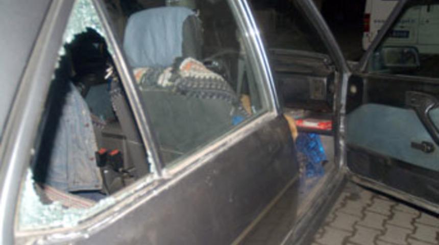 Sahibine kızan k&ouml;pek kendini arabaya kilitledi