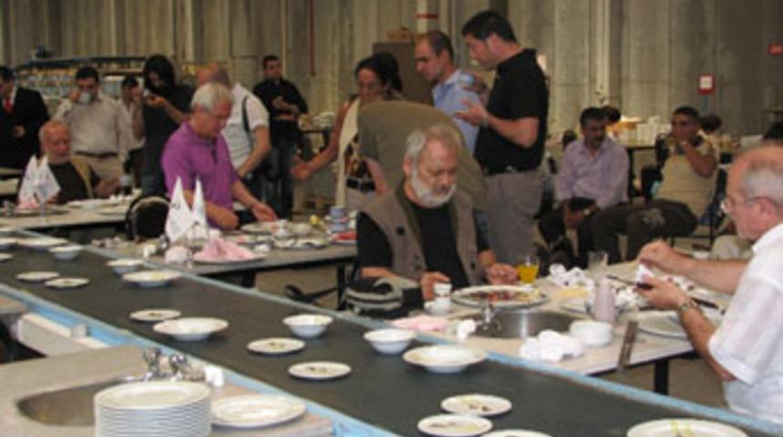 12 ressamdan 12 orjinal seramik tabak