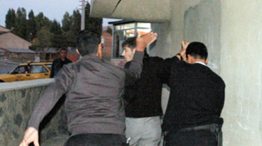 Liseli gen&ccedil; kızı ka&ccedil;ırmak isteyen zanlıya dayak