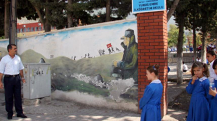 Tabelayı Atat&uuml;rk resminin &uuml;zerine asınca