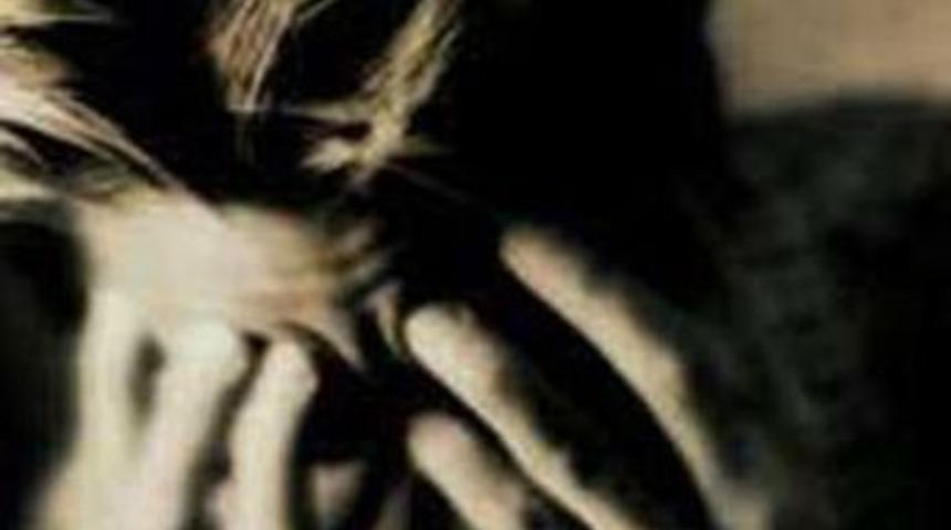 Dedesini başına taşla vurarak &ouml;ld&uuml;rd&uuml;