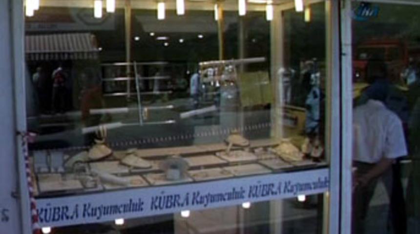 Maskeli 5 kişi, silah tehdidiyle kuyumcuyu soydu