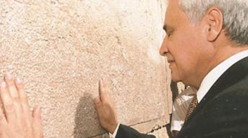 Tacizci cumhurbaşkanı istifa etti