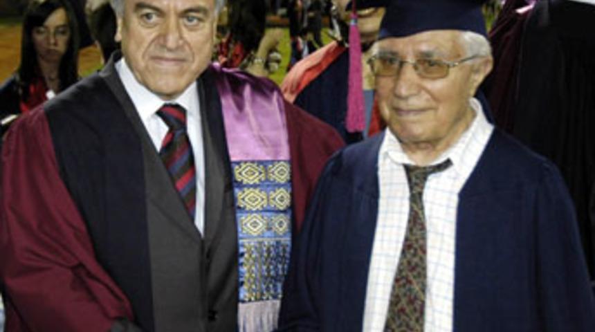 Halis dede 90 yaşında fak&uuml;lte bitirdi